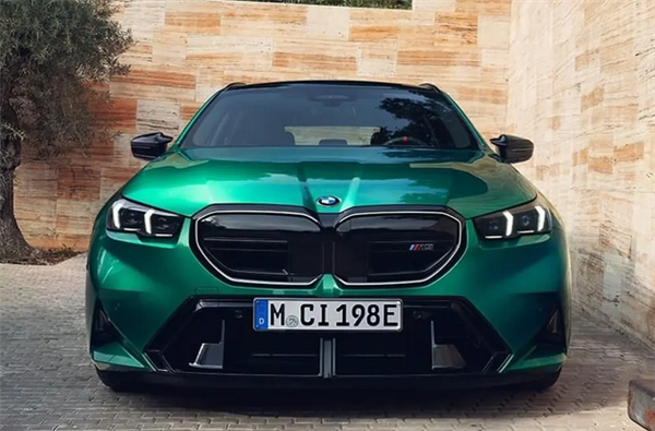 奶爸的终极玩具!新宝马M5旅行版官宣:搭载4.4T插混大V8