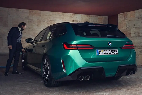 奶爸的终极玩具!新宝马M5旅行版官宣:搭载4.4T插混大V8