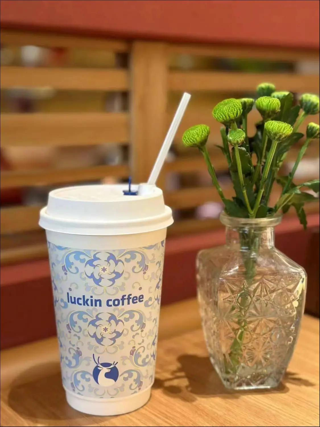 一手咖啡一手茶，瑞幸都要？