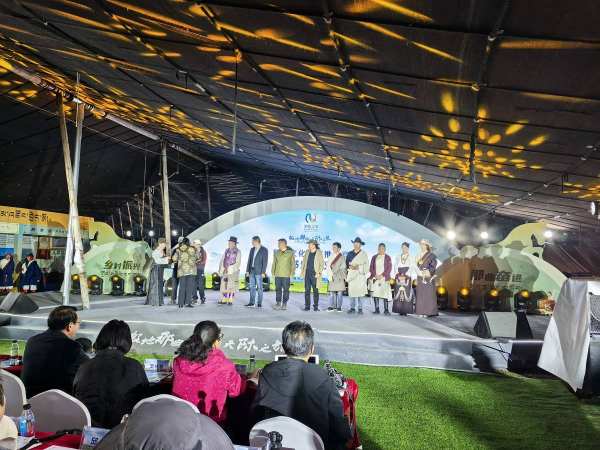 恰青赛马节暨第三届“乡村振兴 那曲奋进”文化旅游推介会举行