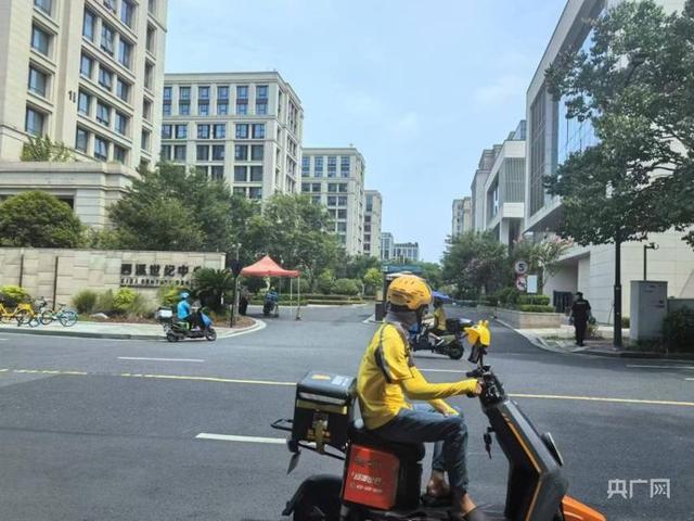 事发小区秩序恢复正常（央广网见习记者 陈爽 摄）