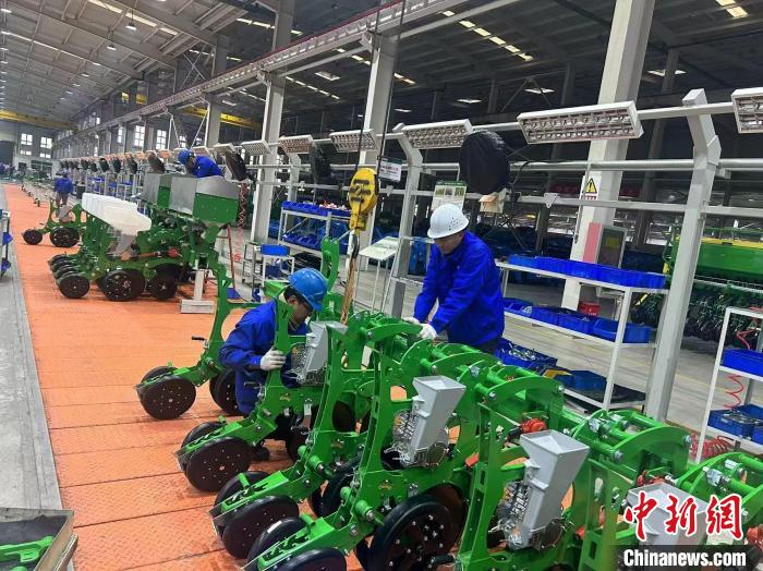 圖為中科滕森農機裝備生產車間里,工人正在加緊生產農機設備。(資料圖 安丘市委宣傳部 供圖)