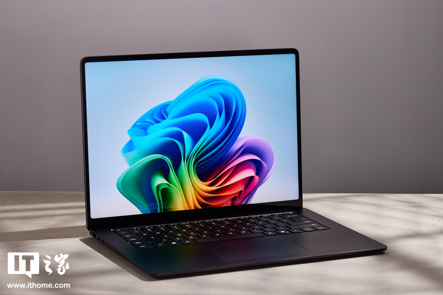 【IT之家开箱】微软 Surface Laptop 第 7 版 15 英寸首发图赏：极简全金属机身，设计焕然一新