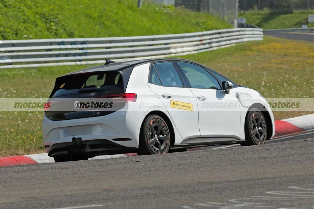 大众 ID.2 GTI 骡车测试照曝光：纯电驱动、两厢性能小钢炮，有望 2026 年发布