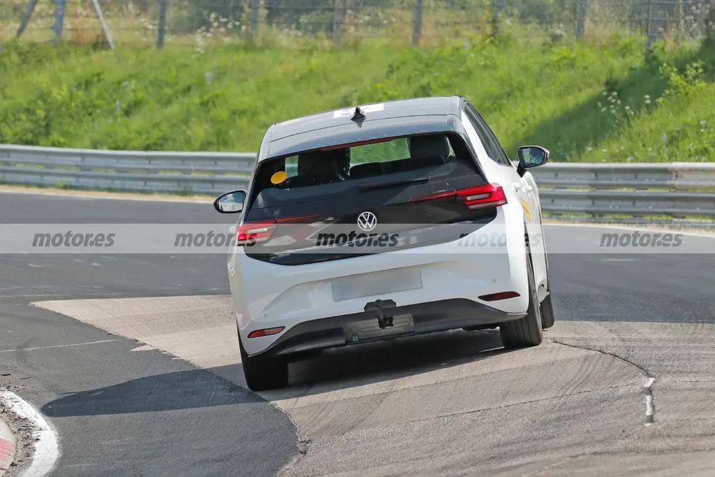 大众 ID.2 GTI 骡车测试照曝光：纯电驱动、两厢性能小钢炮，有望 2026 年发布