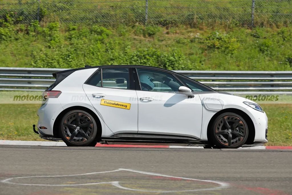 大众 ID.2 GTI 骡车测试照曝光：纯电驱动、两厢性能小钢炮，有望 2026 年发布