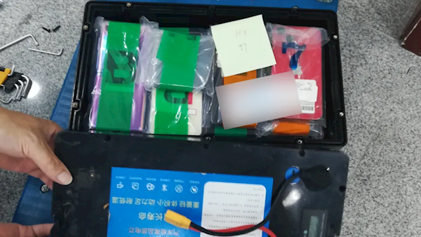 电动轮椅电池箱改装藏97台手机 结果尴尬:因动力迟缓被查获