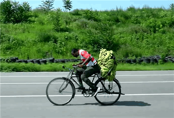 奥德彪骑二八大杠载着香蕉赛道飙车:绝杀职业车手的共享单车