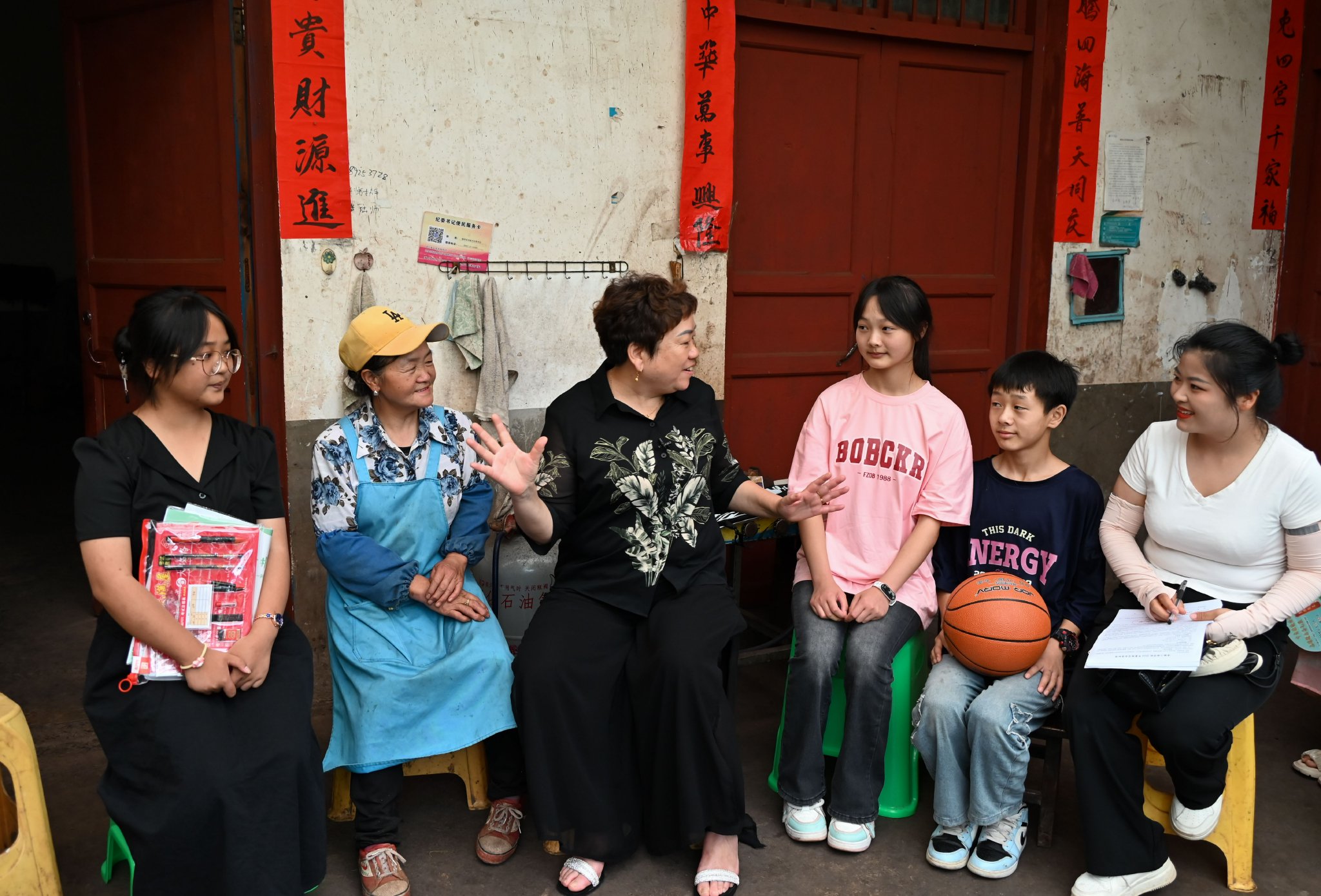 老师在唐婵家进行家访。沈建华 摄