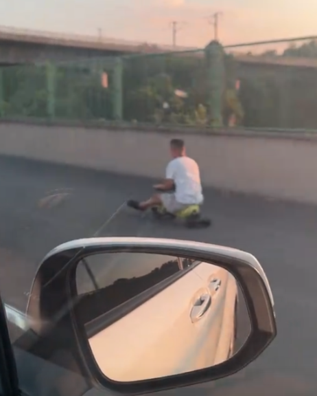 马路不是赛车场!一男子驾驶爆改电动扭扭上演公路狂飙