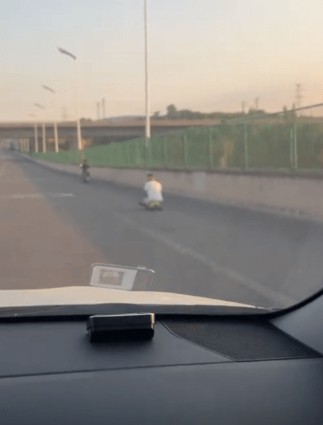 马路不是赛车场!一男子驾驶爆改电动扭扭上演公路狂飙