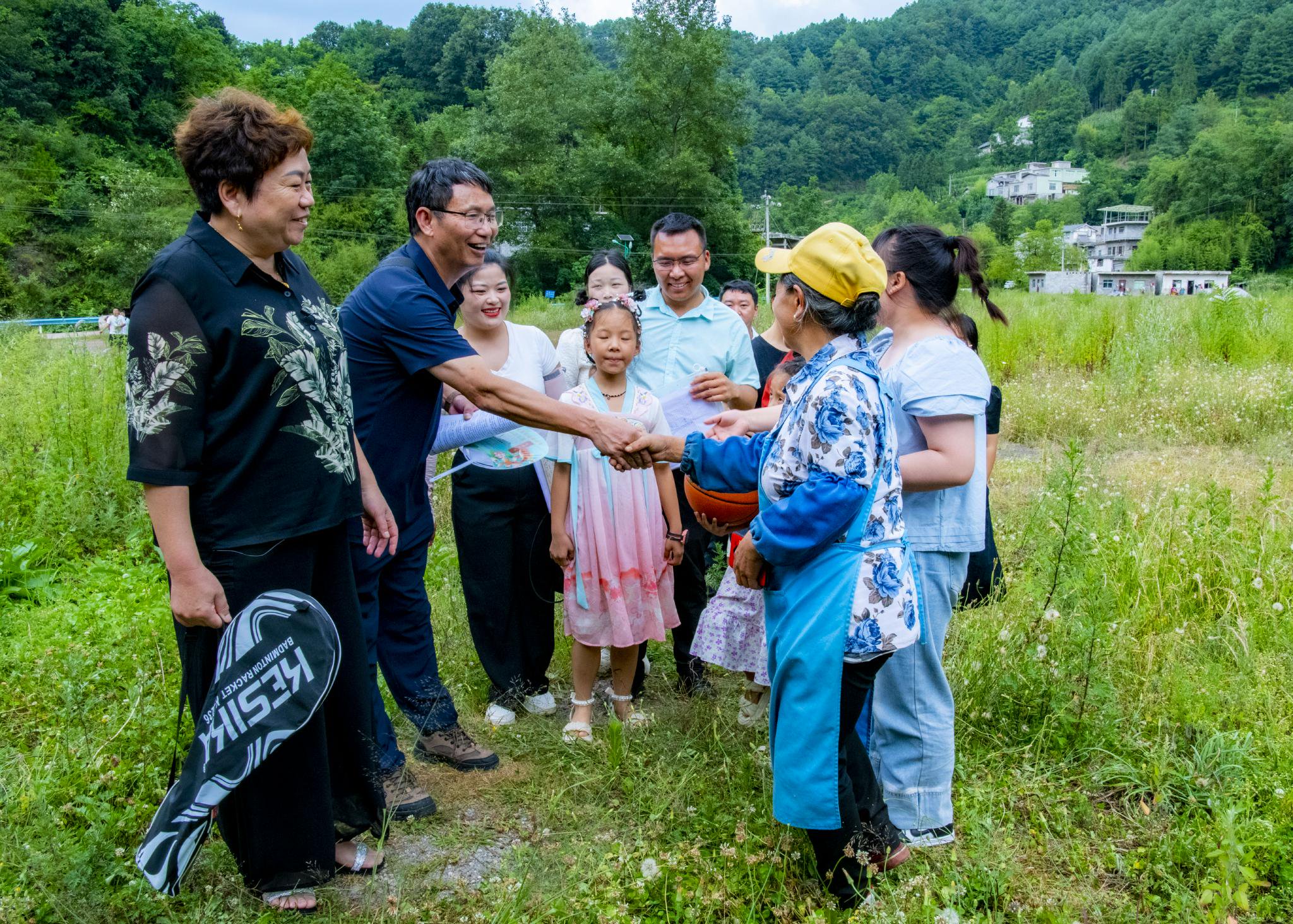 见到老师们前来家访,家长都非常高兴。文杰 摄