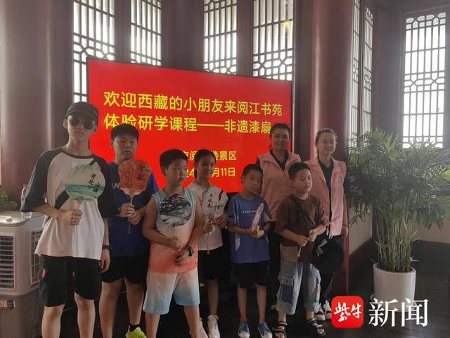 在阅江楼工作人员指导下,现场学习制作非遗漆扇。 谢琼芳 摄