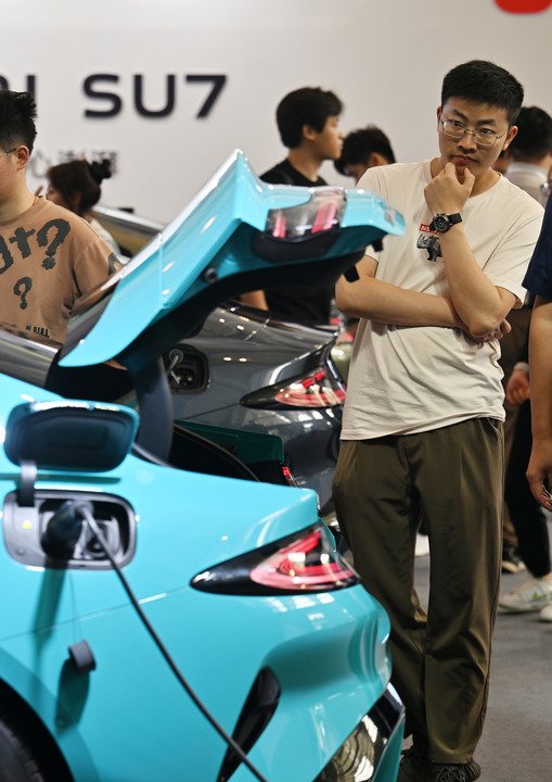在天津举行的2024世界智能产业博览会上,观众在博览会上的小米汽车展台参观(6月22日摄)新华社记者 李然 摄