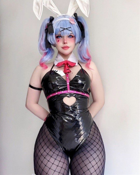 巴西小姐姐COS兔女郎初音未来:胶衣网袜 腰臀比惊人