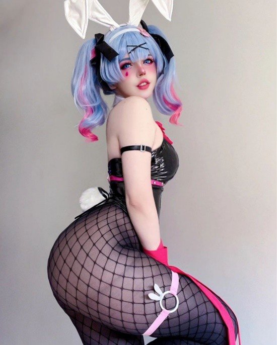 巴西小姐姐COS兔女郎初音未来:胶衣网袜 腰臀比惊人