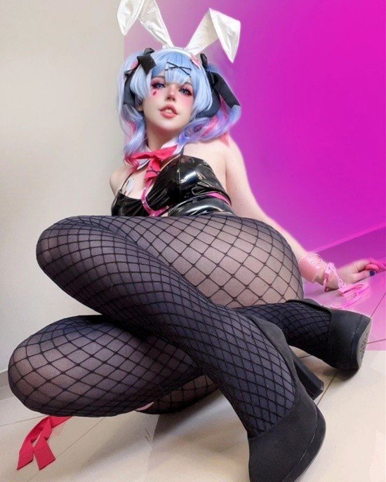 巴西小姐姐COS兔女郎初音未来:胶衣网袜 腰臀比惊人