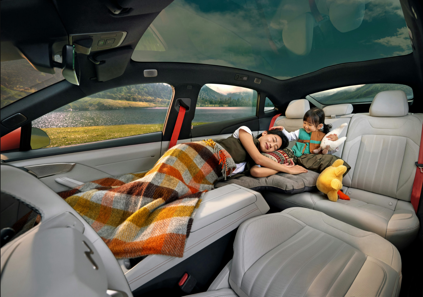 蔚来乐道 L60 汽车内饰官图公布，用户服务负责人庆华成为 001 号车主