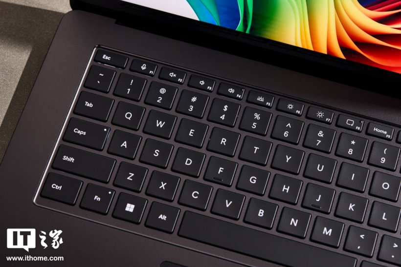 【IT之家开箱】微软 Surface Laptop 第 7 版 15 英寸首发图赏：极简全金属机身，设计焕然一新