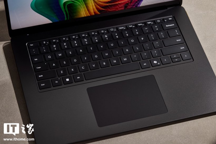 【IT之家开箱】微软 Surface Laptop 第 7 版 15 英寸首发图赏：极简全金属机身，设计焕然一新