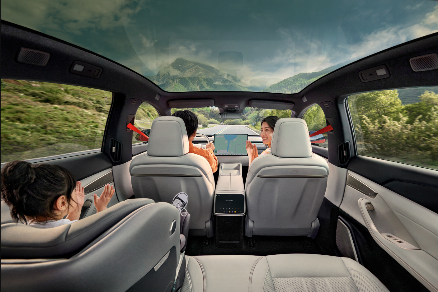 蔚来乐道 L60 汽车内饰官图公布，用户服务负责人庆华成为 001 号车主