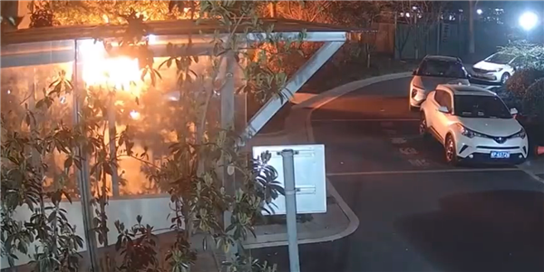 男子一小时11次连续抛烟头引燃楼下车辆:情节严重可重判!