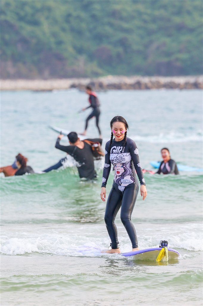 游客在三亚体验冲浪运动。三亚日报记者 刘琪成 摄
