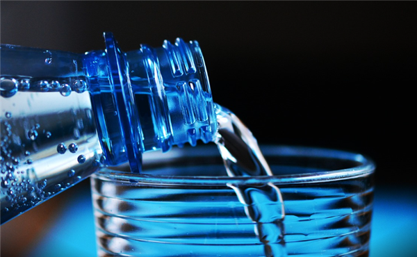 女子3小时狂喝10升水住进ICU 医生:急性水中毒