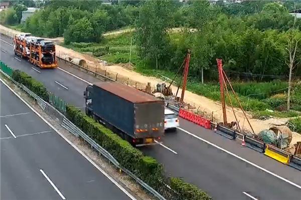 宝马X5高速上见缝就钻被撞凹 驾驶员:应该超得过去