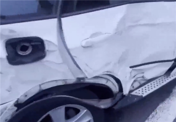 宝马X5高速上见缝就钻被撞凹 驾驶员:应该超得过去