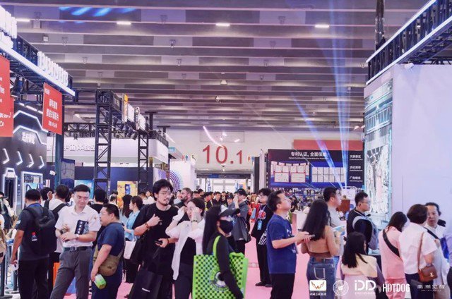 鸿合激光工程投影机闪耀2024数字显示与元宇宙生态博览会