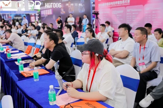 鸿合激光工程投影机闪耀2024数字显示与元宇宙生态博览会