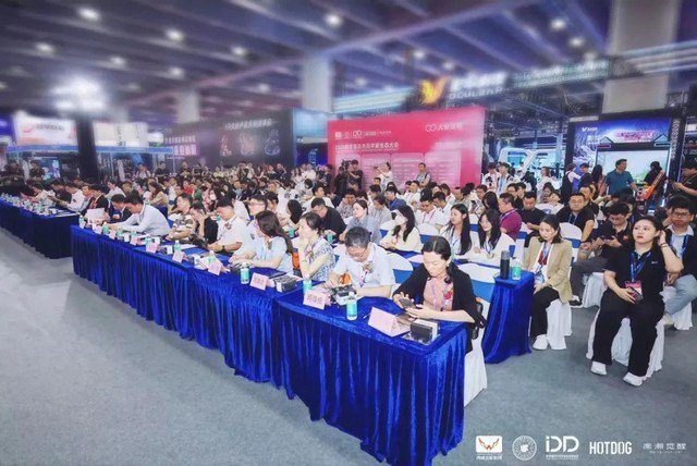 鸿合激光工程投影机闪耀2024数字显示与元宇宙生态博览会