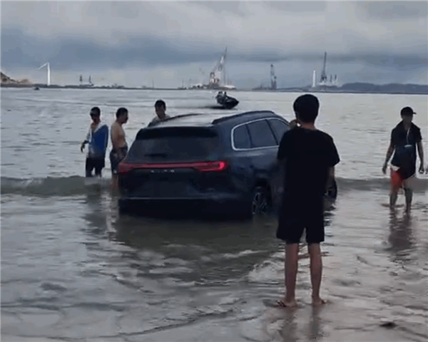 女子把问界M7新车开到海滩 结果陷车涨潮被淹成泡海车