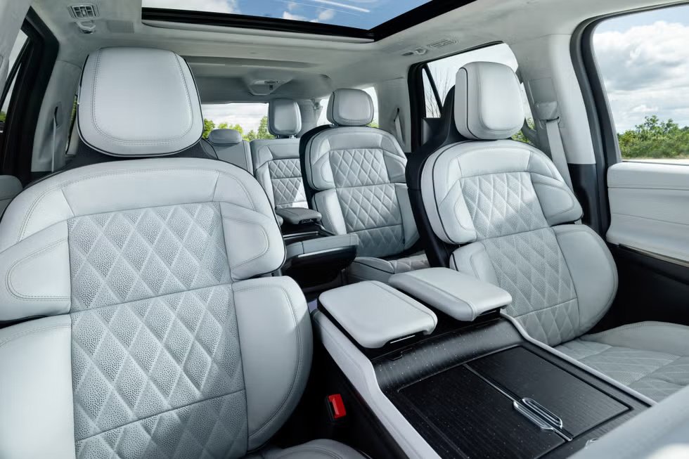 全新林肯领航员全尺寸 SUV 发布，配备贯穿式中控屏、二排“大沙发”