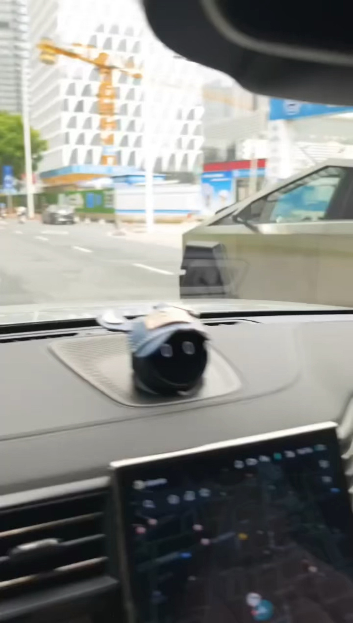 “绿牌”特斯拉 Cybertruck 赛博越野旅行车现身天津街头