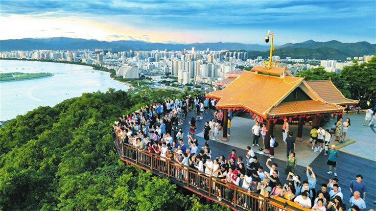 游客在三亚鹿回头风景区登高望远，观赏美丽的风光。三亚日报记者 陈聪聪 摄