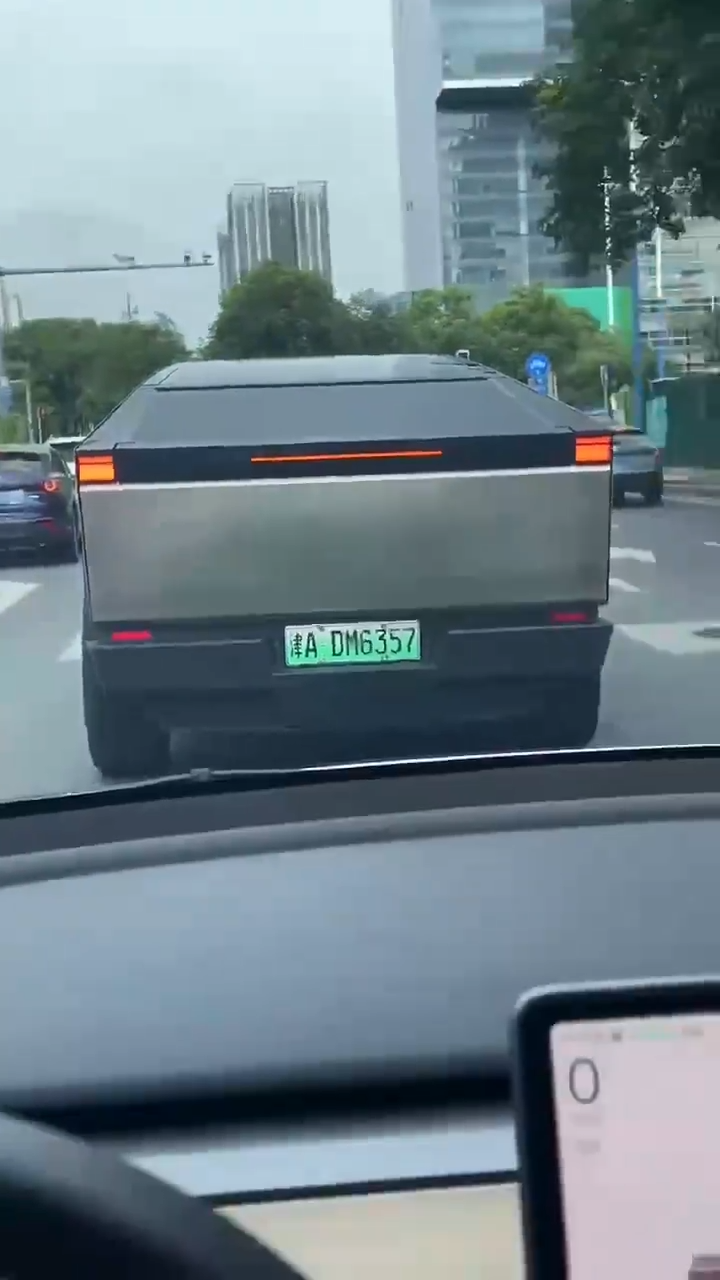 “绿牌”特斯拉 Cybertruck 赛博越野旅行车现身天津街头