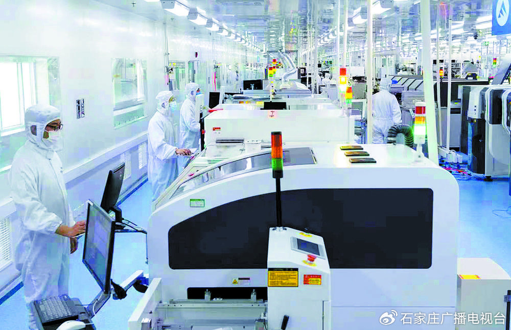 ▲在位于河北鹿泉经济开发区的中国电科产业基础研究院先进集成研究所内,工作人员正在加紧生产射频模块电路产品。