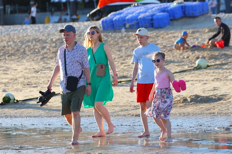 外国游客在大东海海边游玩。三亚日报记者 李学仕 实习生 江文滔 摄