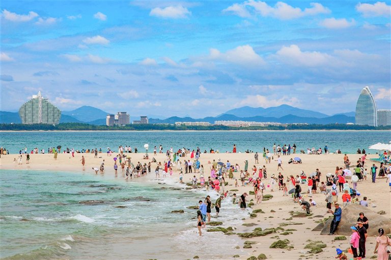 游客在蜈支洲岛景区打卡游玩。三亚日报记者 刘琪成 摄