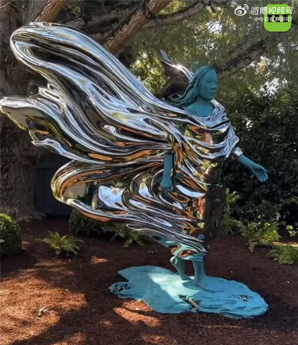 扎克伯格为华裔妻子立雕像:网友褒贬不一