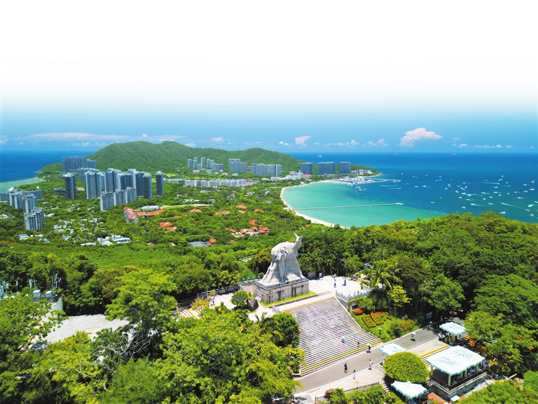 从鹿回头俯瞰三亚，碧海蓝天， 绿树成荫……鹿城正以美丽的身姿吸引八方游客到来。三亚日报记者 李学仕 摄