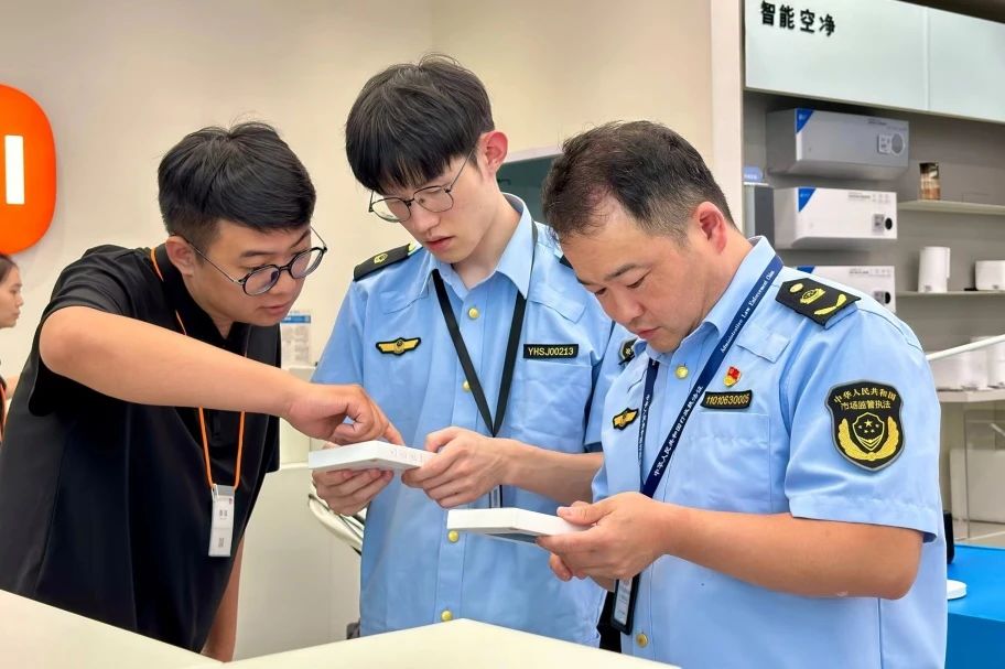 余杭区市场监管局执法人员检查辖区内移动电源经营单位。