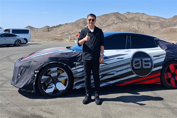 卢伟冰在吐鲁番体验小米SU7 Ultra:感受到了飞机起飞般的推背感