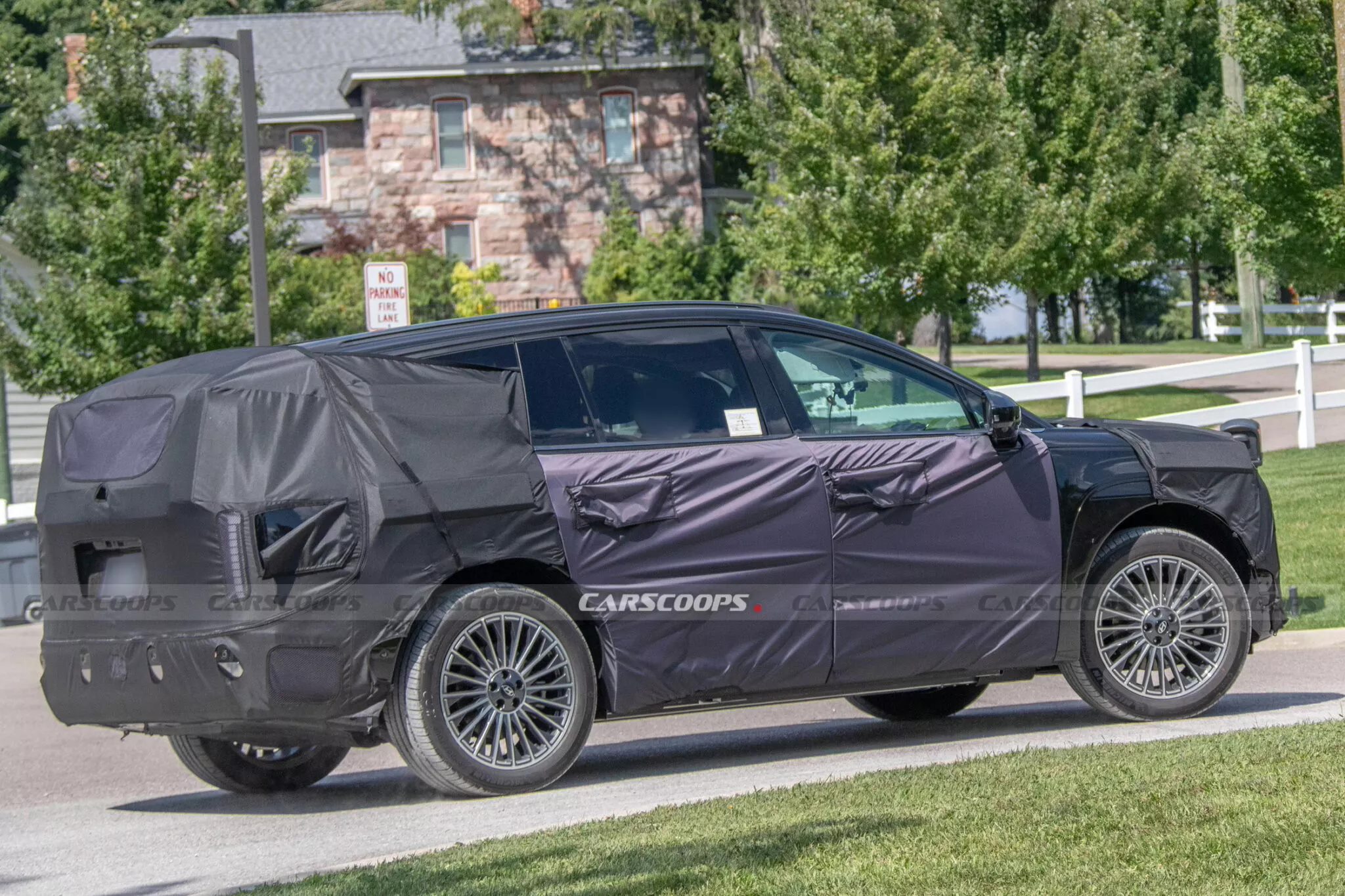 现代首款电动三排座 SUV,Ioniq 7 路测照片曝光