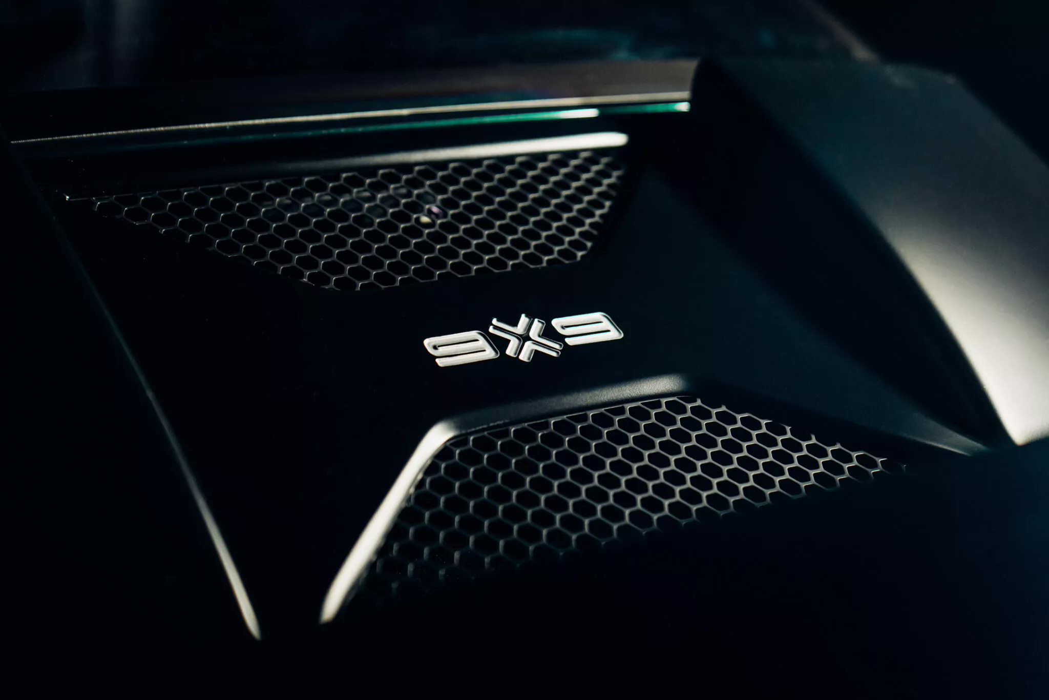 卡尔玛展示 9X9 超跑：致敬保时捷 959、零百加速最快 2 秒，210 万美元起