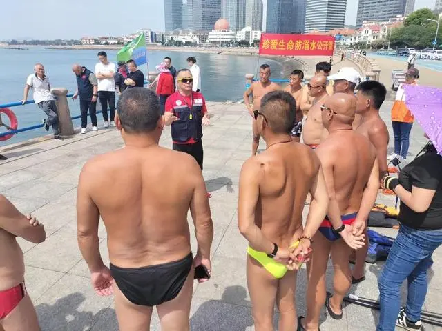 救人的“青岛小哥”,诠释一座城的温暖底色 | 新京报快评