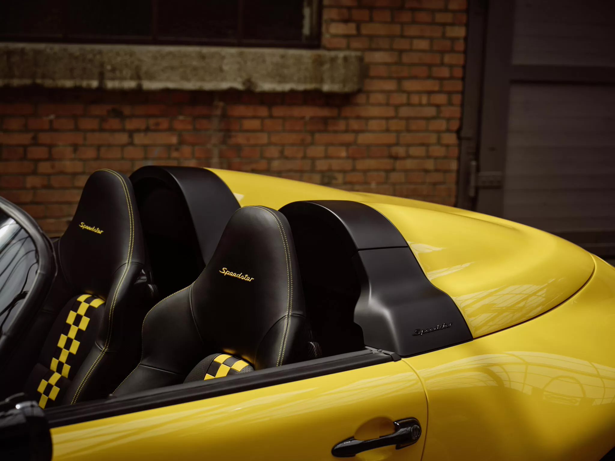 保时捷展示全球第 3 辆 993 Speedster 超跑：黄色设计，3.8 升六缸发动机、最高 300 马力