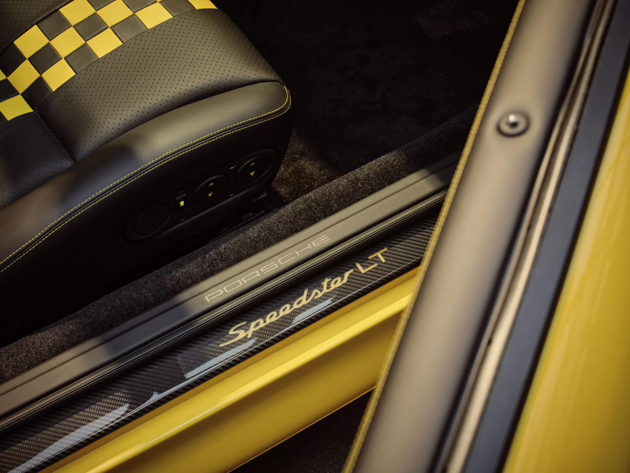 保时捷展示全球第 3 辆 993 Speedster 超跑：黄色设计，3.8 升六缸发动机、最高 300 马力